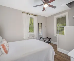 Photo 4 - Cozy Cottage In The Heart Of Hyde Park 1 Bedroom Home by RedAwning