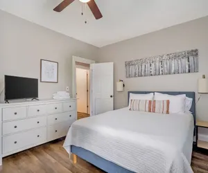 Photo 3 - Cozy Cottage In The Heart Of Hyde Park 1 Bedroom Home by RedAwning