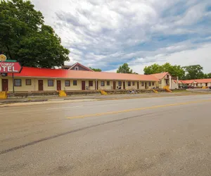 Photo 2 - Sunflower Motel Hiawatha By OYO
