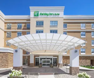 Photo 2 - Holiday Inn & Suites Detroit - Troy, an IHG Hotel