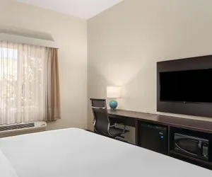 Photo 2 - La Quinta Inn & Suites by Wyndham Wenatchee