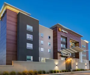 Photo 2 - La Quinta Inn & Suites by Wyndham Galveston North at I-45