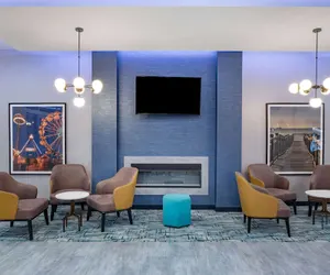 Photo 5 - La Quinta Inn & Suites by Wyndham Galveston North at I-45