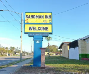 Photo 2 - Sandman Inn Motel