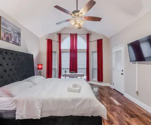 Photo 3 - Discount Included! Stunning, Modern, Spacious Getaway Fits Any Group, 2 Game Rooms, Hot Tub 5 Bedroom Home by Redawning