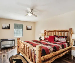 Photo 4 - Secluded And Quiet Cabin: The Bear Necessities 3 Bedroom Cabin by Redawning