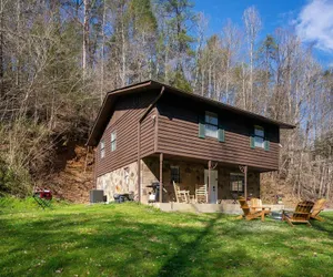 Photo 2 - Secluded And Quiet Cabin: The Bear Necessities 3 Bedroom Cabin by Redawning