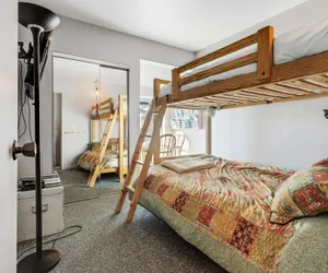 Photo 4 - Completely Remodeled - Luxury Furnishings And Amazing Natural Light 2 Bedroom Condo by Redawning