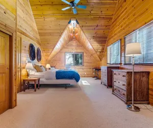 Photo 5 - Custom Built Cabin w/ Hot Tub SHR #33 by Bear Valley Vacation Rentals