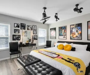 Photo 5 - Newly Upgraded Modern 4br/3br Private Pool Th 4 Bedroom Townhouse by RedAwning