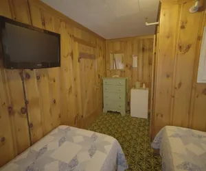 Photo 2 - Betty Doon Motor Hotel