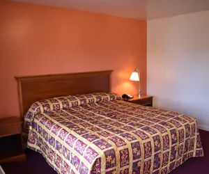 Photo 5 - PLYMOUTH MOTOR LODGE