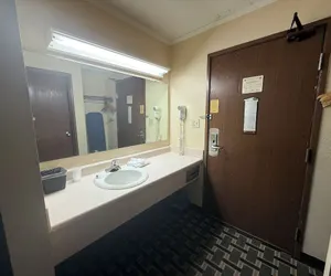 Photo 5 - Norwood Inn & Suites by BlissPoint Post Rd Indianapolis