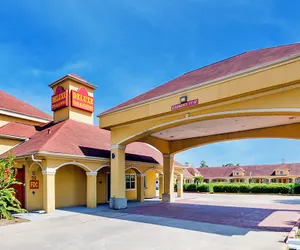 Photo 2 - Capital O Deluxe Inn Channelview Houston I-10