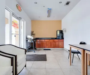 Photo 5 - Capital O Deluxe Inn Channelview Houston I-10