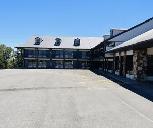 Photo 2 - Days Inn by Wyndham Branson Ozarks
