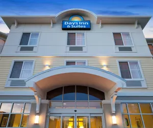 Photo 2 - Days Inn & Suites by Wyndham Altoona