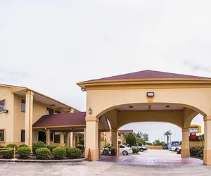 Photo 2 - Downtowner Inn and Suites Hobby