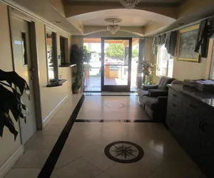 Photo 4 - Starlight Inn Canoga Park