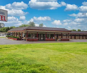 Photo 2 - Catalina Airport Motel