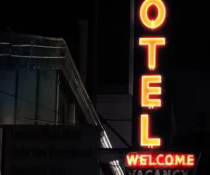Photo 2 - Lombard Plaza Motel