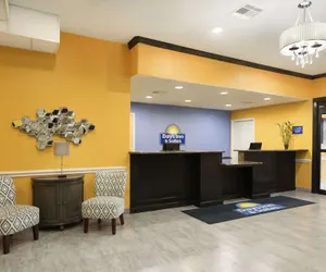 Photo 3 - Days Inn & Suites by Wyndham Galveston West/Seawall