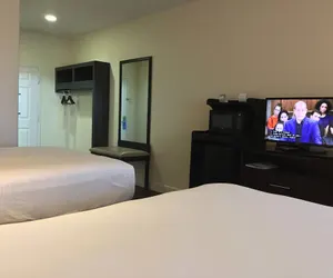 Photo 5 - Days Inn & Suites by Wyndham Galveston West/Seawall