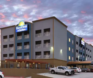 Photo 2 - Days Inn & Suites by Wyndham Galveston West/Seawall