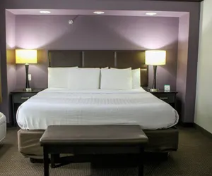 Photo 5 - Parkwood Inn & Suites