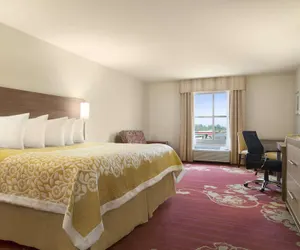 Photo 3 - Days Inn & Suites by Wyndham Belmont