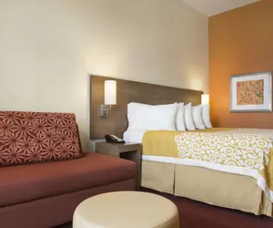 Photo 5 - Days Inn & Suites by Wyndham Belmont