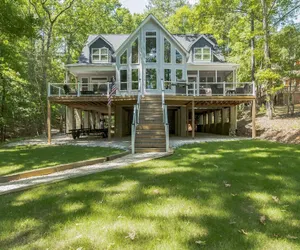 Photo 2 - Lake Wateree Vacation Home 4 Bedroom Home by Redawning