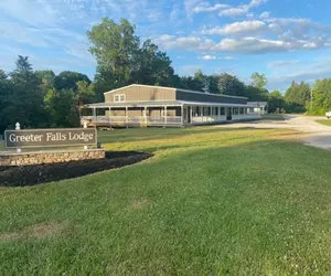 Photo 2 - Greeter Falls Lodge Suite 5