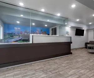 Photo 3 - Super 8 by Wyndham Fort Worth Entertainment District