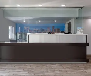 Photo 4 - Super 8 by Wyndham Fort Worth Entertainment District