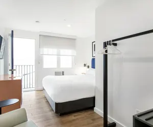 Photo 5 - Grove Hotel
