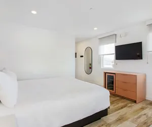Photo 4 - Grove Hotel