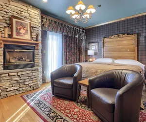 Photo 5 - Twin Pine Manor Bed & Breakfast