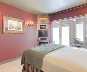 Photo 3 - Twin Pine Manor Bed & Breakfast