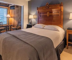 Photo 2 - Twin Pine Manor Bed & Breakfast