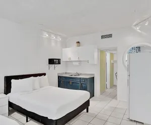 Photo 2 - Cozy Studio With Pool & Parking Sleeps 4