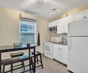 Photo 3 - Hollywood Beach Broadwalk Family Vacation Home