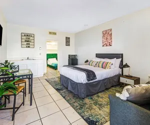 Photo 3 - Cozy Hallandale Beach Apartment, Pool and Parking