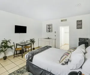 Photo 5 - Cozy Hallandale Beach Apartment, Pool and Parking