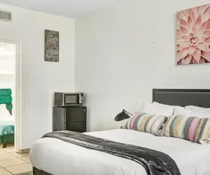 Photo 2 - Cozy Hallandale Beach Apartment, Pool and Parking