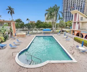 Photo 4 - Hallandale Beach Studio Pool Near the Beach