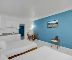 Photo 3 - Hallandale Beach Vacation Home Pool Miami
