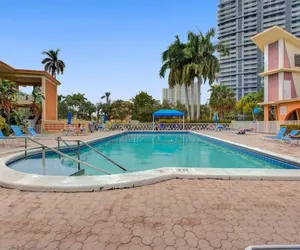 Photo 2 - Hallandale Beach Vacation Home Pool Miami