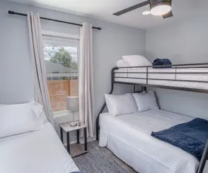 Photo 5 - Cozy and Lovely 2BR 1BA Apt#b Near Lively Downtown