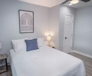 Photo 4 - Cozy and Lovely 2BR 1BA Apt#b Near Lively Downtown